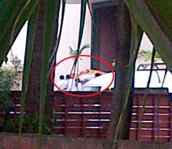 Yash Chopra Funeral, Yash Chopra Funeral photos, Yash Chopra dead body, Yash Chopra dead body photos, Yash Chopra last rites, Yash Chopra last rites pics 